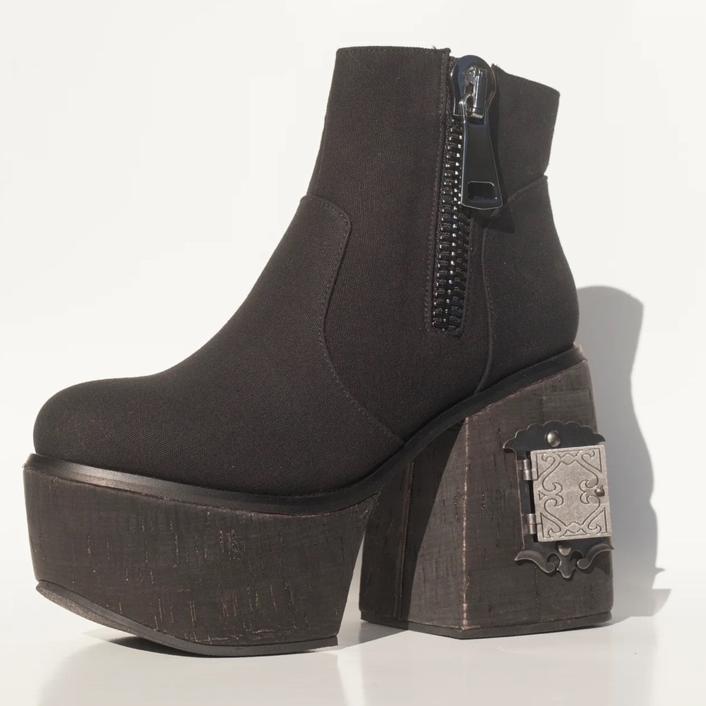 Escape Voyage Platform Opening Door Boots NWT W10